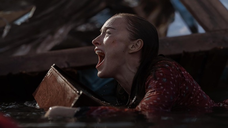 థ్రాష్‌లో సముద్రపు నీరు చుట్టుముట్టబడినప్పుడు లిసాగా అరుస్తున్న ఫోబ్ డైనెవర్