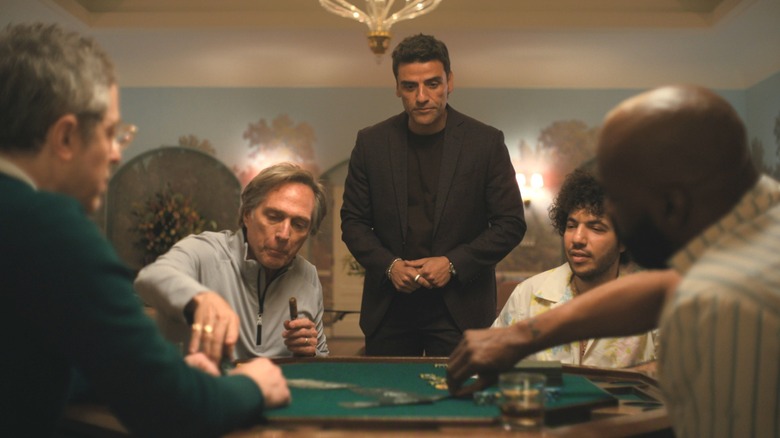 Oscar Isaac as Josh Martín standing at a poker table next to William Fichtner as Troy, Benny Blanco as himself, and Baron Davis as himself in Beef