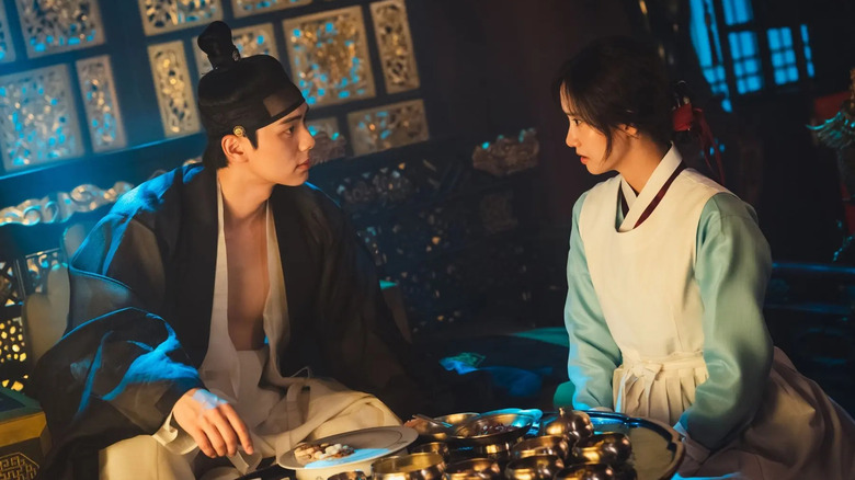 Yi Hoon (Lee Chai Min) stare at interest at Yun Yoon-ah on a dinner table in Bon Etiti, His Majesty the King