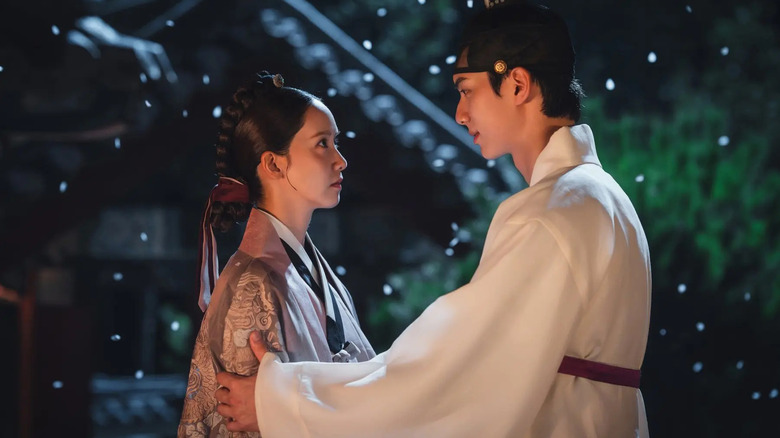 Yi Hoon (Lee Chai Min) touches the tenderness