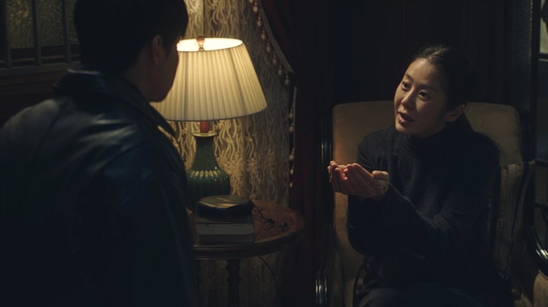 Cha Soo-yeol listens to his mother recount the past in Queen Mantis