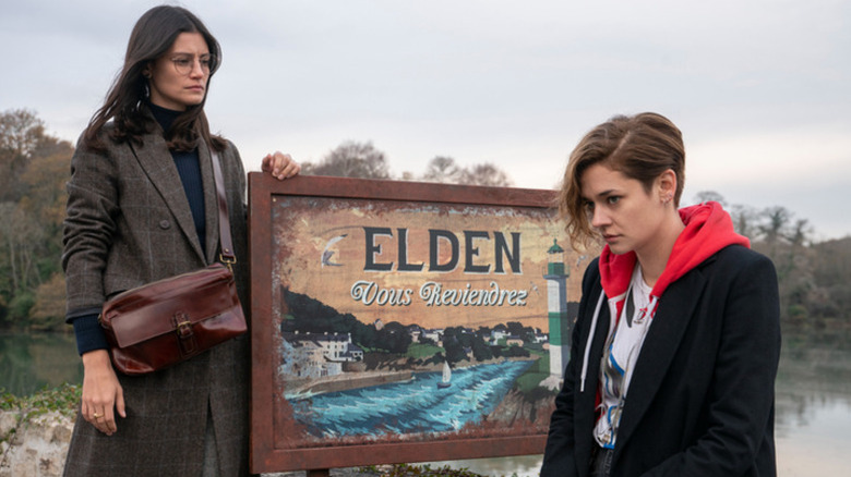 Emma and Camille stood near the welcome panel of a city in Marianne.