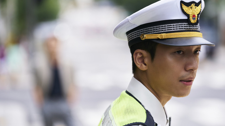 Wi Ha-jun como el detective Hwang Jun-ho que trabaja como policía de tránsito en la temporada 2 de Squid Game