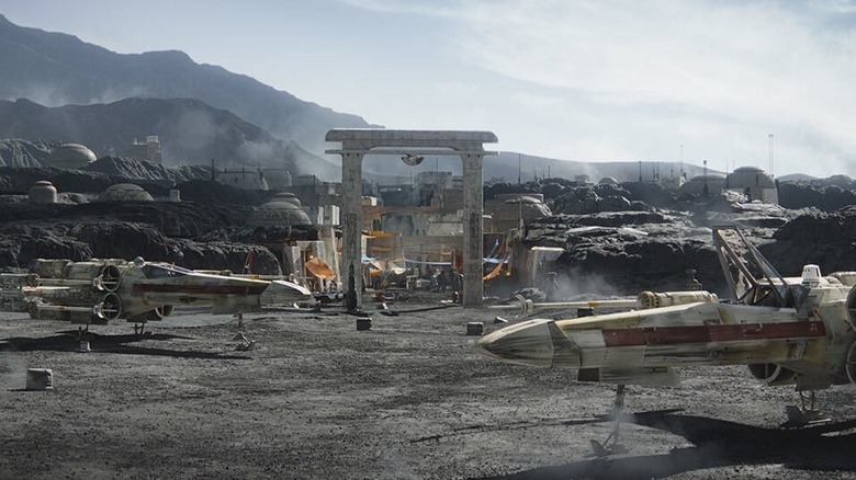 X-Wings חונה מחוץ לעיירה בנווארו ב-The Mandalorian