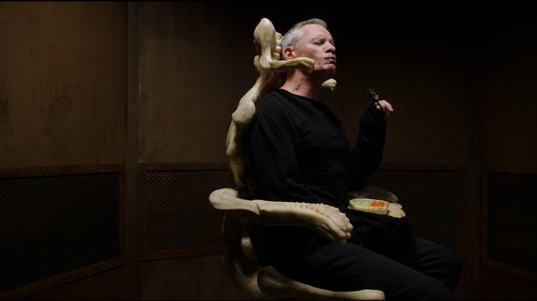 Viggo Mortensen eating in strange chair