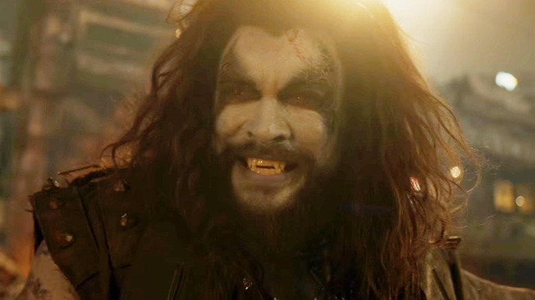 Jason Momoa dans le rôle de Lobo conduisant une moto et souriant dans Supergirl