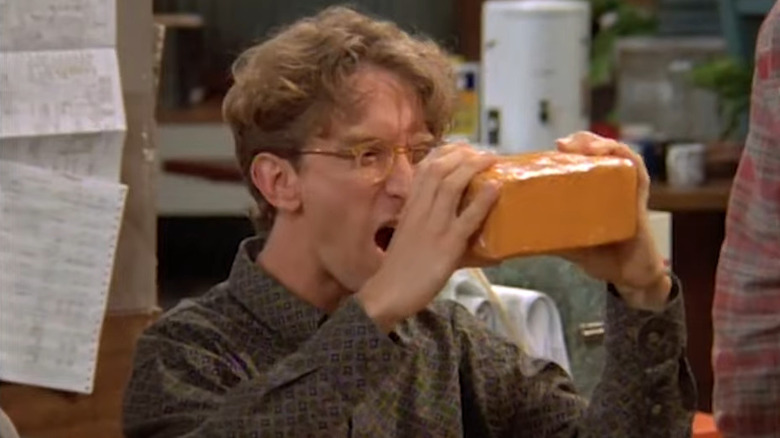 Matthew (Andy Dick) holding cheese camera in NewsRadio
