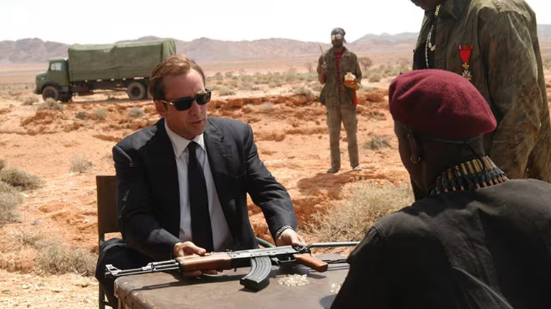 Nicolas Cage sebagai Yuri Orlov di Lord of War, menjual AK-47 kepada seorang militan