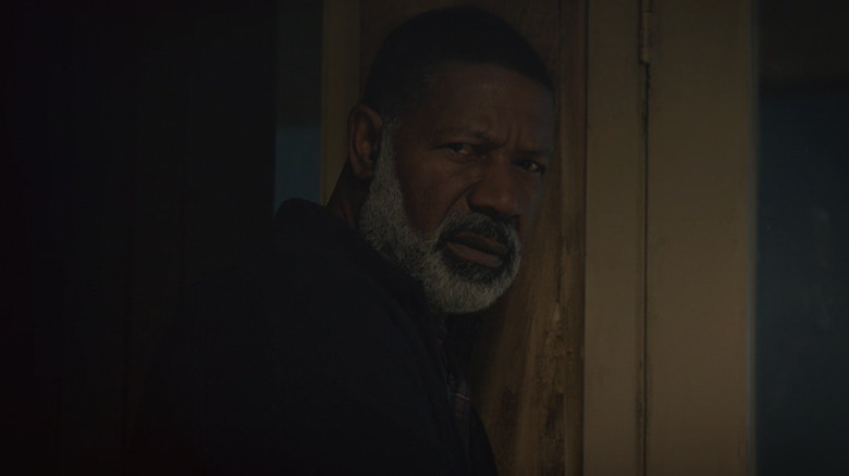 Dennis Haysbert against a door in No Exit