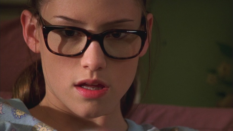 A closeup of Chyler Leigh as Janey Briggs in Not Another Teen Movie, wearing her glasses