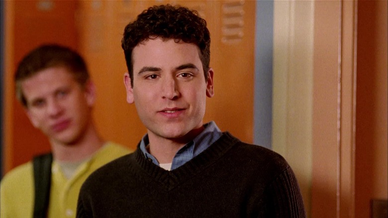 Josh Radnor as the tour guide in front of lockers in Not Another Teen Movie