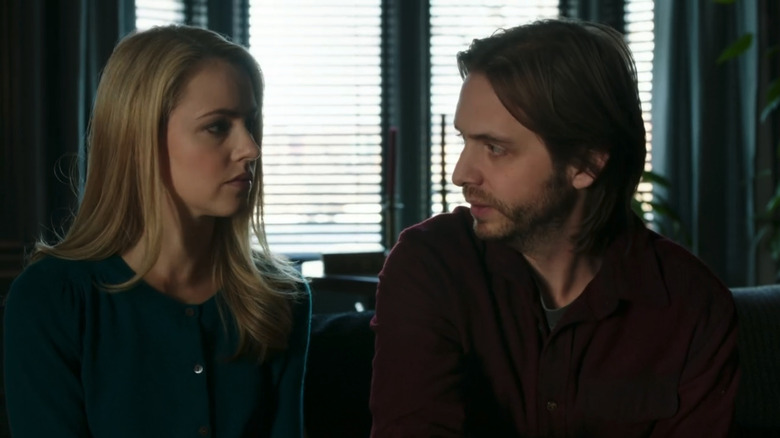 Amanda Schull's Cassandra Railly sits next to Aaron Stanford's James Cole in 12 Monkeys
