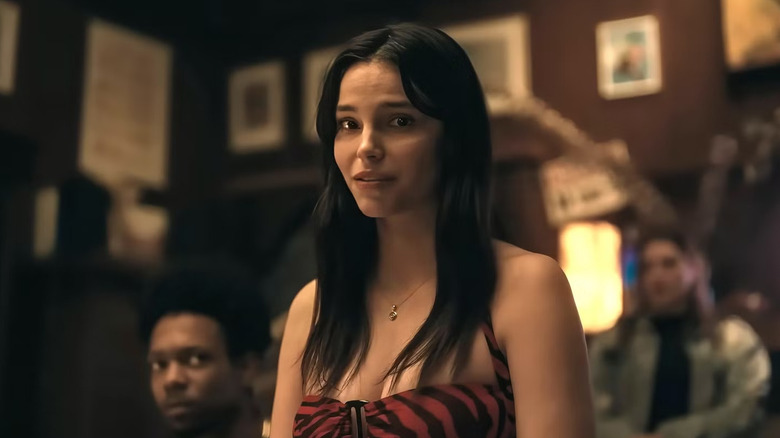 Nikki (Inde Navarrette) ziet er griezelig uit op een feestje in Obsession (2026)