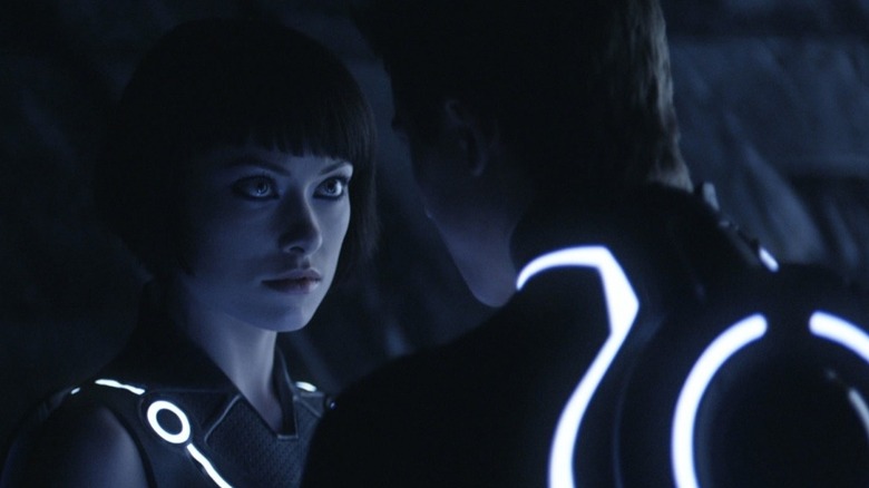 Quorra fait face à sa grille de jeu dans Tron : Legacy