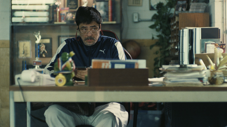 Sergio St. Carlos's feeling reduces his glasses from his office in one battle after another
