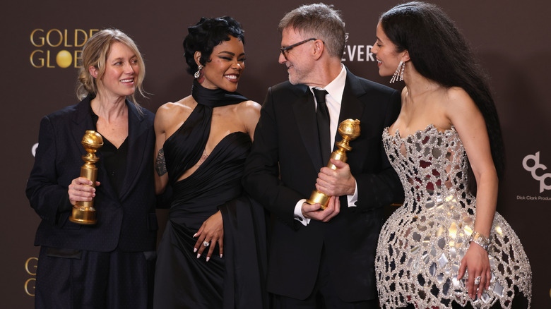 Sarah Murphy Teyana Taylor Paul Thomas Anderson en Chase Infiniti vieren hun overwinning bij de Golden Globes