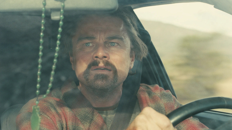 Bob bestuurt een auto die bezorgd is in het ene gevecht na het andere