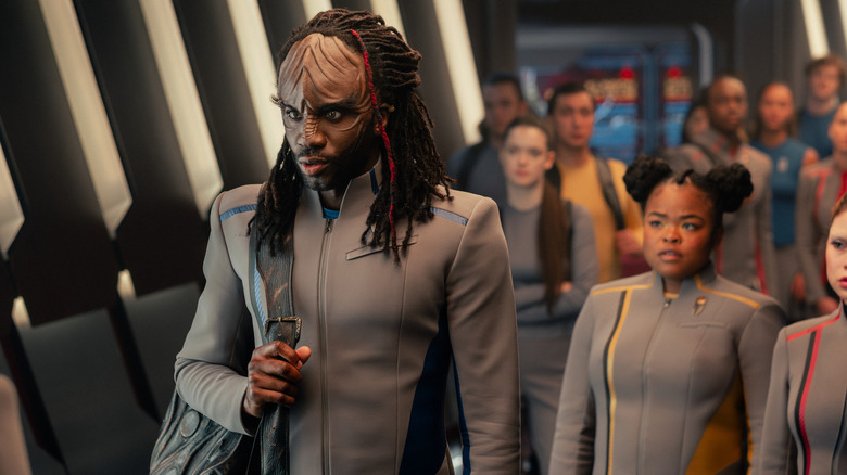 Kraag and other students walking down a hallway in Star Trek: Starfleet Academy