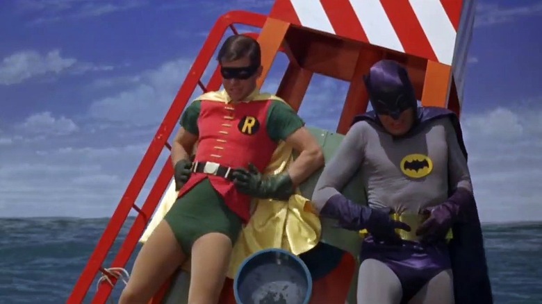 Batman en Robin bleven vastzitten aan een magnetische boei in Batman