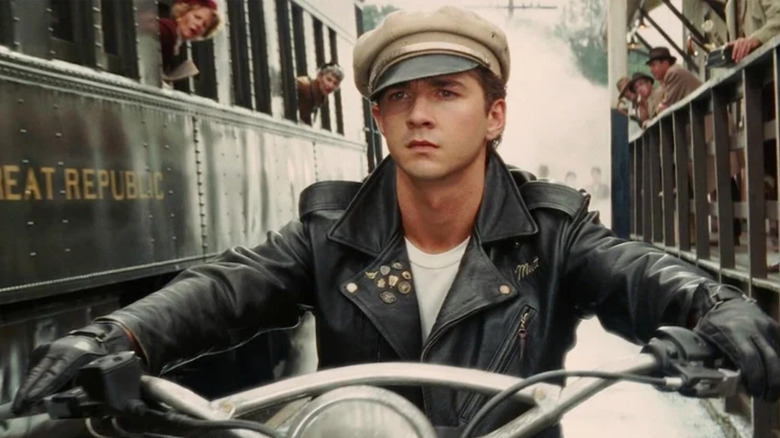 Indiana Jones e um reino de um Spottar, Muttt Ride suas motocicletas no último trem