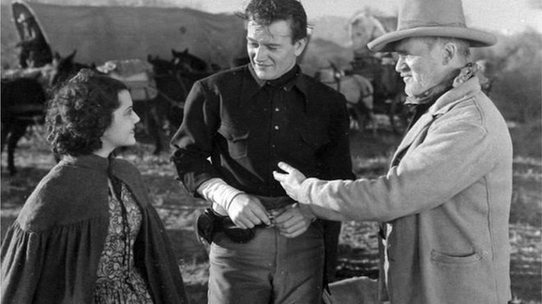 John Wayne sebagai Kapten John Delmont Bertemu Ann Rutherford sebagai Anne Ridgeley di Oregon Trail