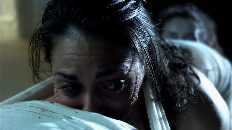 Ashley C. Williams come caca como Lindsay en el Ciempo Humano (primera secuencia)