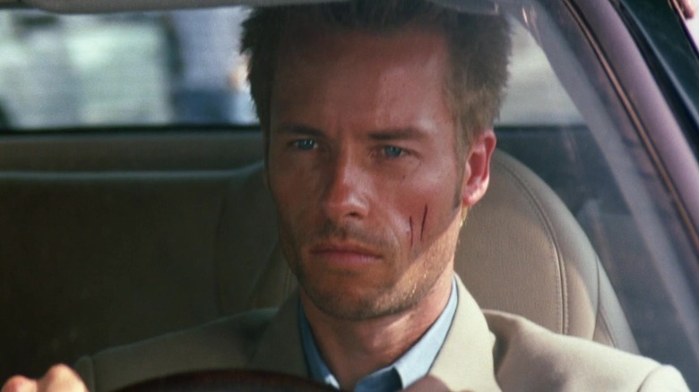 Guy Pearce as Leonard driving a car in Memento