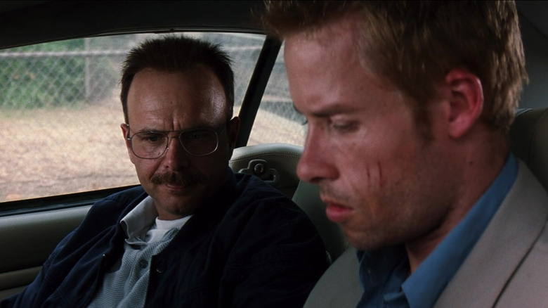 Joe Pantoliano as Teddy and Guy Pearce as Leonard sitting in a car in Memento