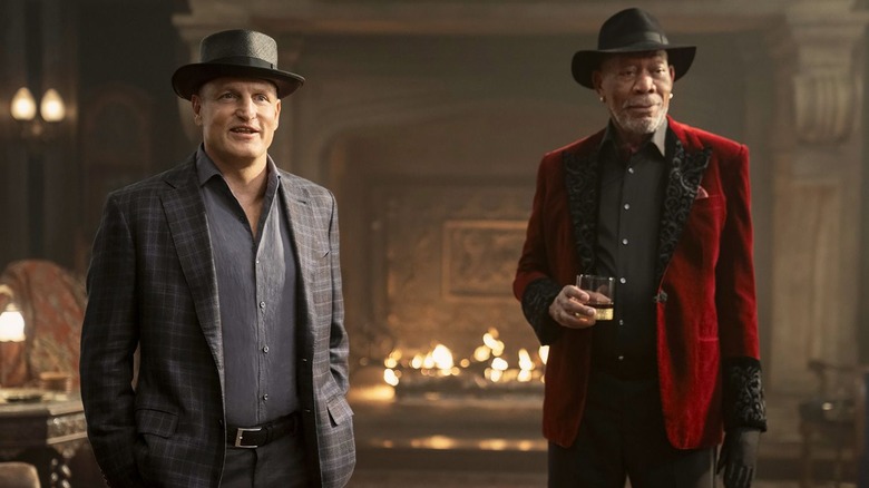 Merritt en Thaddeus staan ​​voor een knappend vuur in Now You See Me: Now You Don't