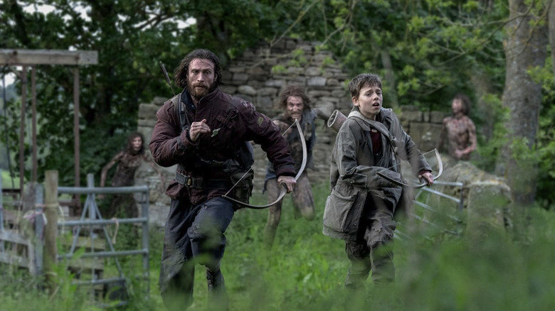 Spike and Jamie frantically outrunning a horde of infected in 28 Years Later
