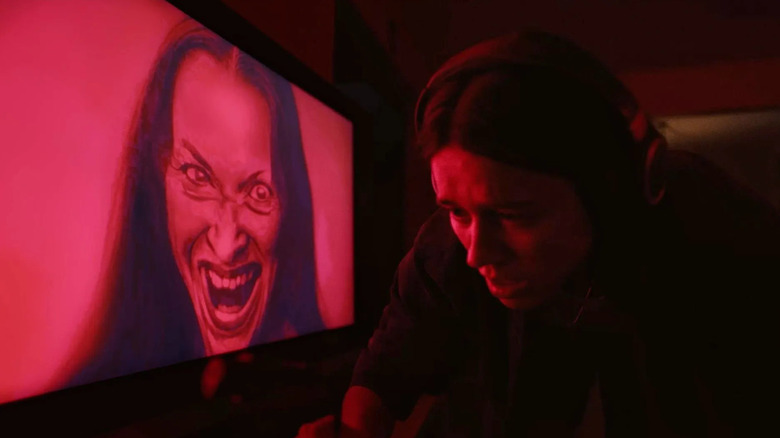 A creepy face distorting at Evy in undertone