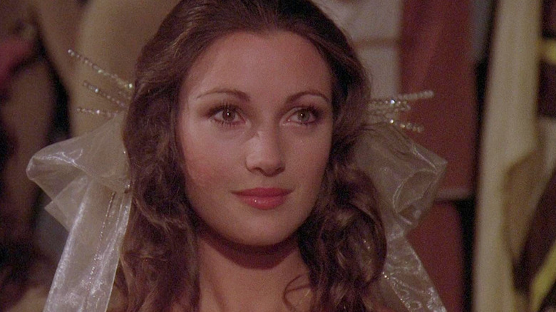 Jane Seymour as Serina wearing a veil in Battlestar Galactica