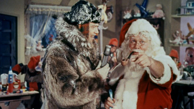 De Kerstman wijst naar de camera tijdens een interview in Santa Claus Conquers the Martians