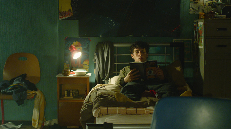 Stefan reading in his chamber in Bandersnatch