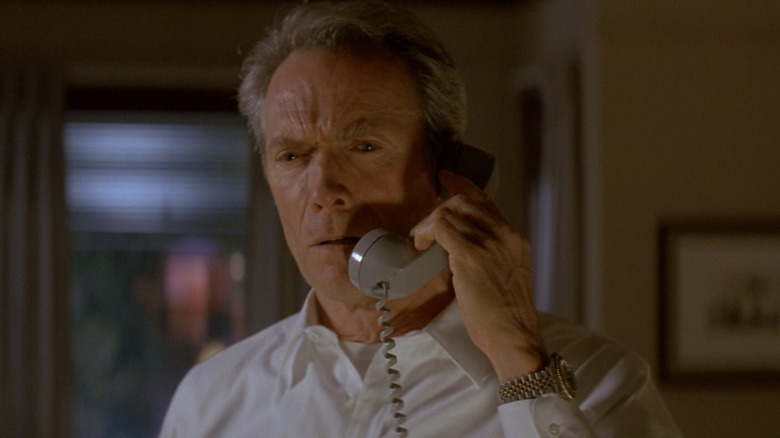 Frank Horrigan van Clint Eastwood houdt een telefoon tegen zijn oor in In the Line of Fire