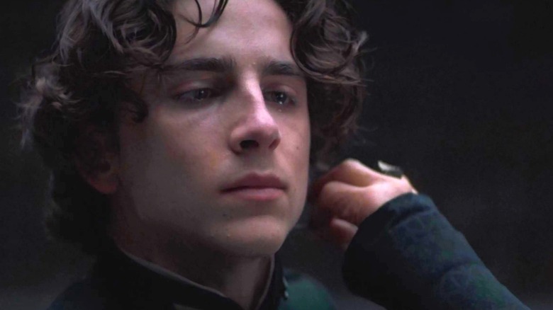 Timothée Chalamet als Paul Atreides met een naald in zijn nek voor de Test of Fear in Dune