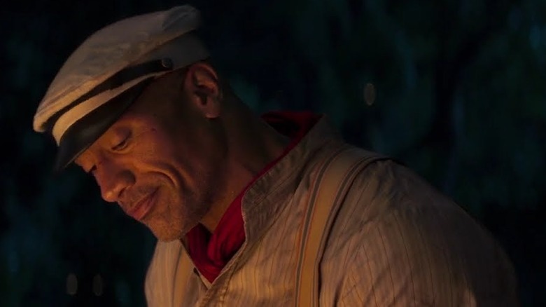 Dwayne Johnson als Frank met zijn hoofd naar beneden bij het vuur in Jungle Cruise