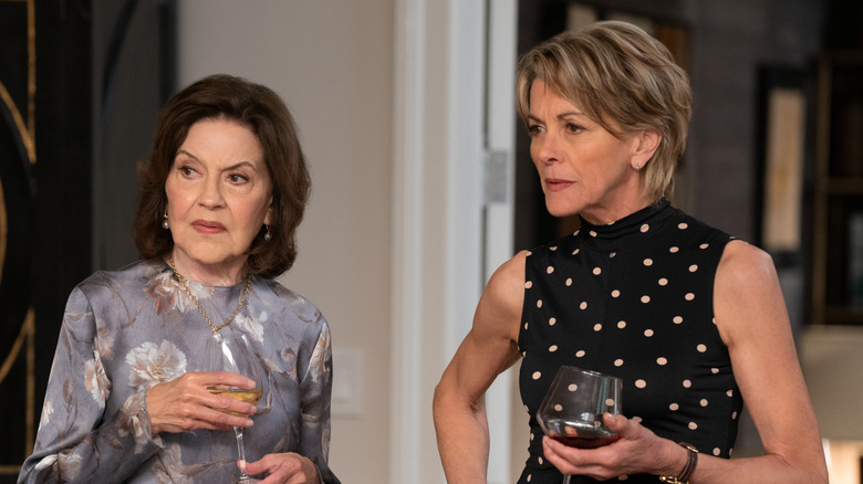 Kelly Bishop dan Wendie Malick dalam menyusut memegang gelas anggur