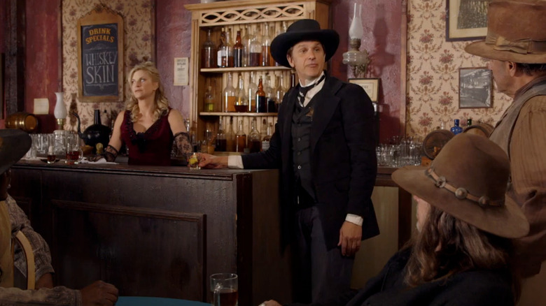 John Lehr como el sheriff John Henry Hoyle conociendo a los lugareños en un sorteo rápido
