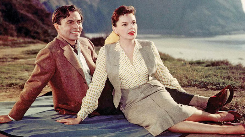 Norman Maine e Vicki Lester em um cobertor, olhando para o mar em uma estrela nasce