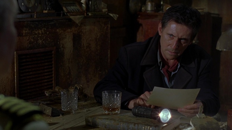 కెప్టెన్ సీన్ మర్ఫీ ఘోస్ట్ షిప్‌లోని హాంటెడ్ టేబుల్ వద్ద తీవ్రంగా చూస్తున్నాడు