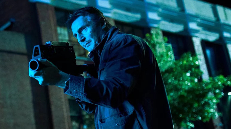 బ్లాక్‌లైట్ చిత్రంలో లియామ్ నీసన్ ట్రావిస్ బ్లాక్‌గా చిన్న గ్రెనేడ్ లాంచర్‌ని తీసుకువెళుతున్నాడు