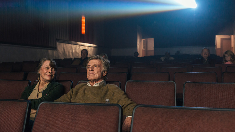 Robert Redford as Forrest Tucker enjoying a date at a movie theater with Sissy Spacek as Jewel in The Old Man & the Gun