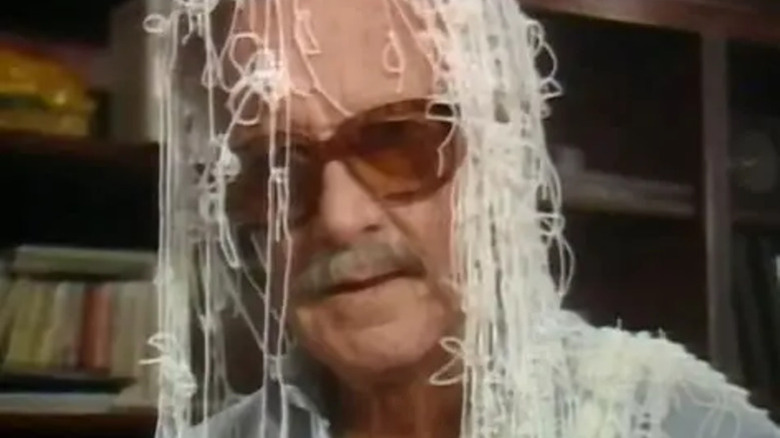 Stan Lee is covered with a belt on the children of Moubit