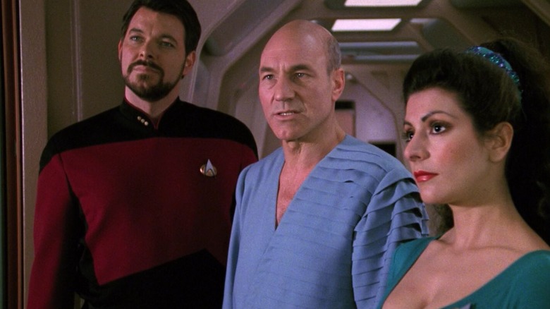 రికర్, కెప్టెన్ పికార్డ్ హాలిడే దుస్తులలో, మరియు ట్రోయ్ హాలులో స్టార్ ట్రెక్: ది నెక్స్ట్ జనరేషన్