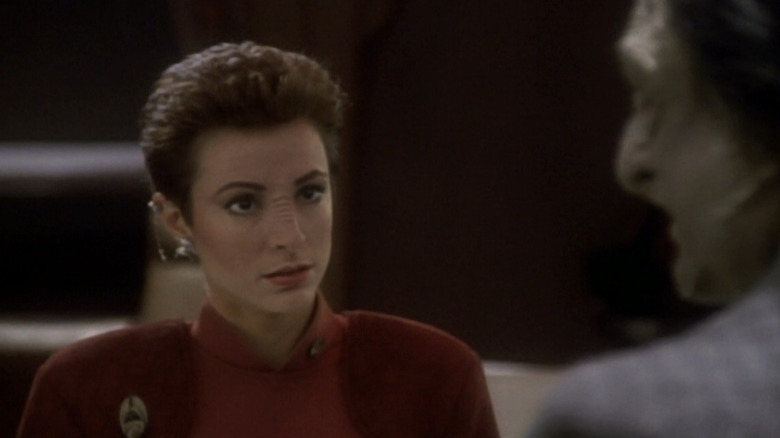 Dueto Kira olhando para Marritza em Star Trek: Deep Space Nine