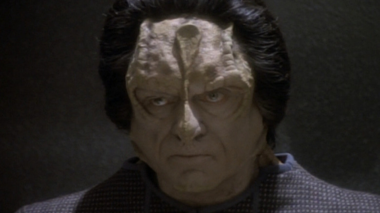 Nove Marritza, a Cardassiana, olhando para fora da tela em Star Trek: Deep Space Nine