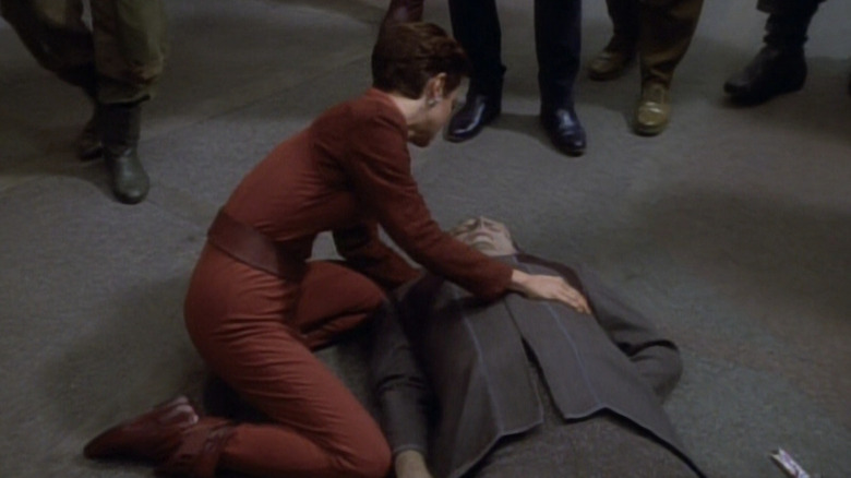 Dueto Kira segurando uma Marritza morta em Star Trek: Deep Space Nine