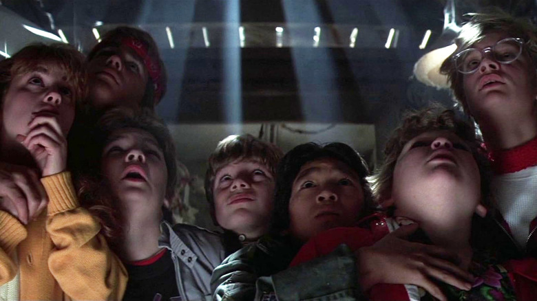 Os Goonies se escondendo dos Fratellis em Os Goonies