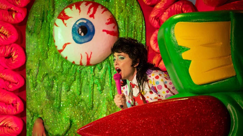 சாரா ஷெர்மன், சாரா ஸ்கிர்மாக லைவ் + இன் தி ஃப்ளெஷில் மைக்ரோஃபோனில் பேசுகிறார்